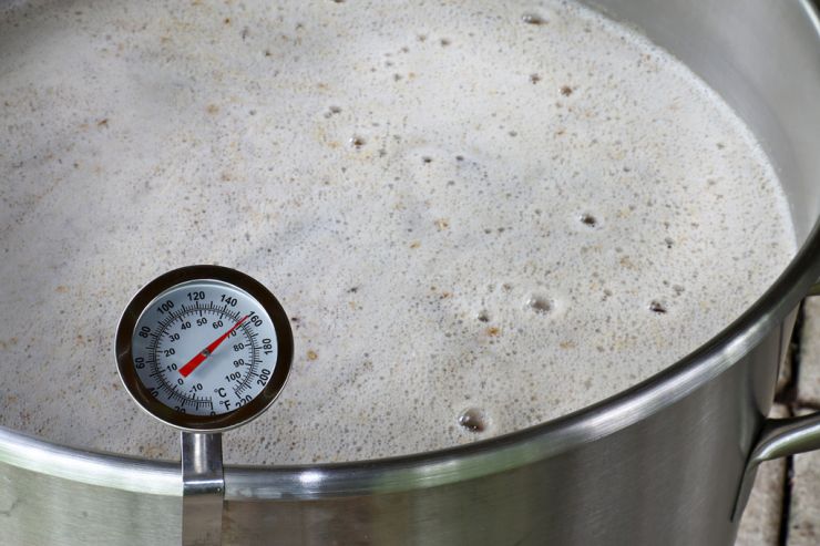 Почему домашним пивоварам важно приобрести мельницу для солода