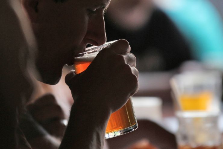 Умеренное потребление пива делает пожилых людей сильнее